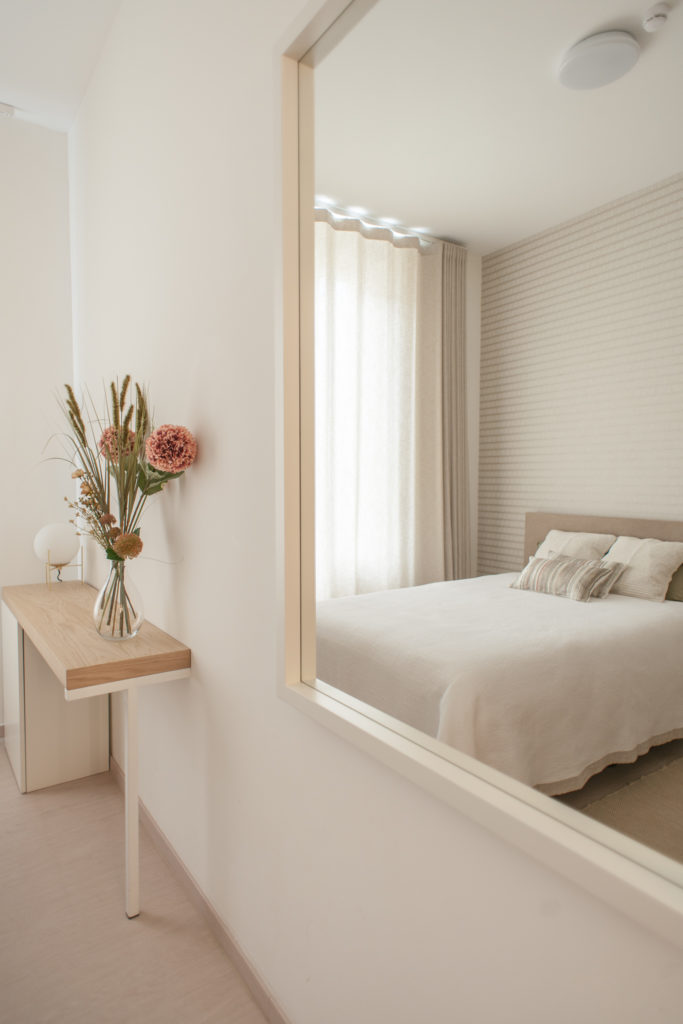 Chambre avec lit double de la résidence de coliving flexiroom au Luxembourg