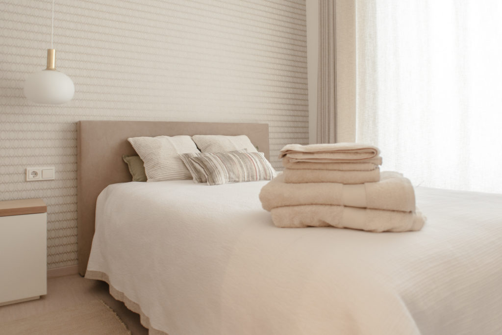 Chambre équipée avec lit double de la résidence de coliving flexiroom au Luxembourg