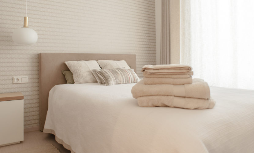 Chambre équipée avec lit double de la résidence de coliving flexiroom au Luxembourg