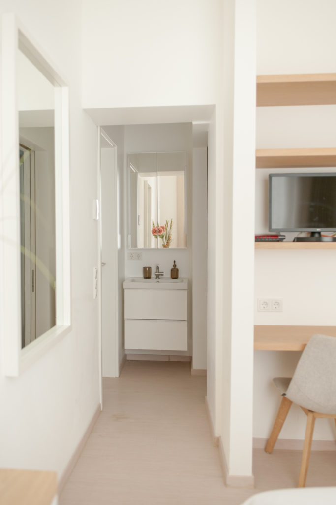 Chambre avec salle de bain privative de la résidence de coliving flexiroom au Luxembourg