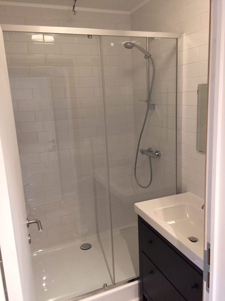 salle de bain avec douche dans un logement flexiroom