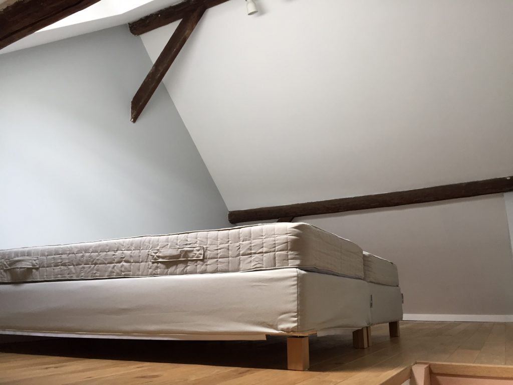 lit double dans une chambre d un logement en coliving flexiroom