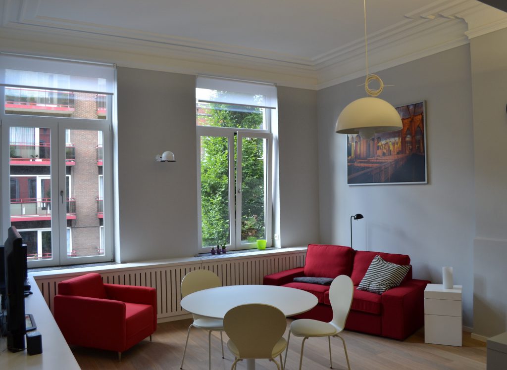 grand salon lumineux dans un logement de coliving flexiroom