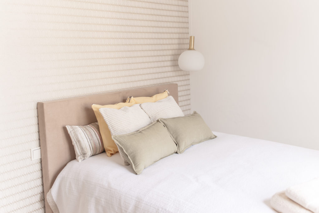 chambre avec lit double de la résidence de coliving flexiroom au Luxembourg