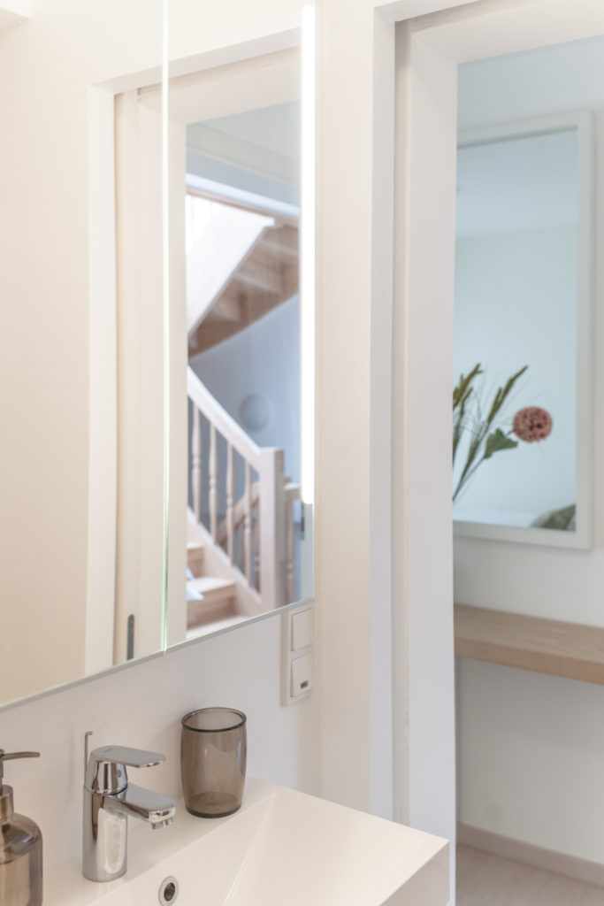 chambre avec lit double de la résidence de coliving flexiroom au Luxembourg