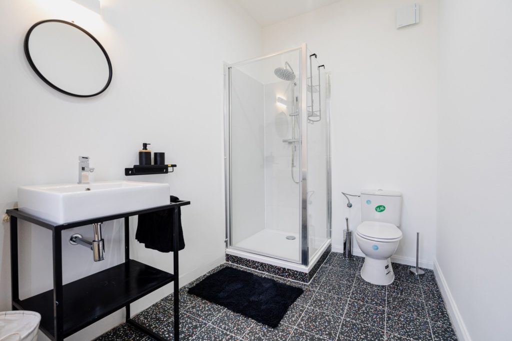 Salle de bain de la chambre 5 de la résidence Gutenberg à Bruxelles