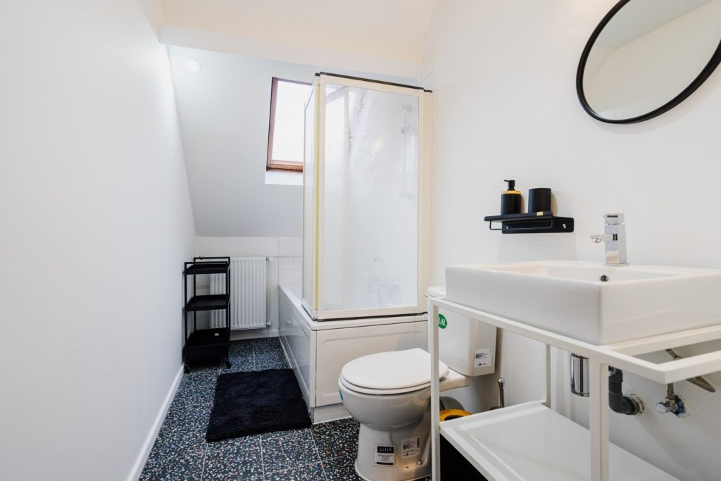 Bathroom in room 7 of the Gutenberg residence in Brussels